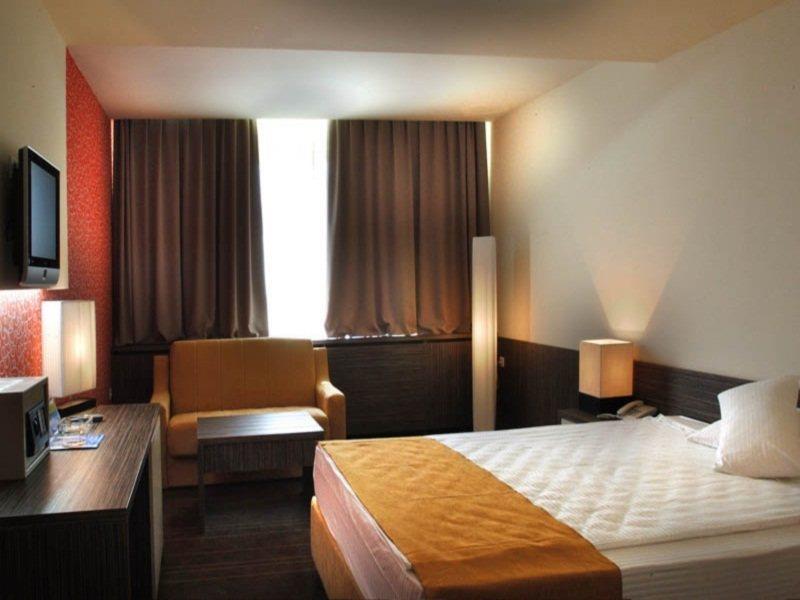Hollywood Hotel Іліджа Номер фото